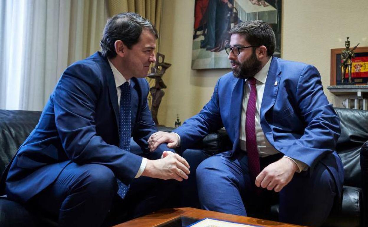 El presidente Alfonso Fernández Mañueco y el alcalde de Ávila, de Por Ávila, Jesús Manuel Sánchez Cabrera, en enero de 2020.