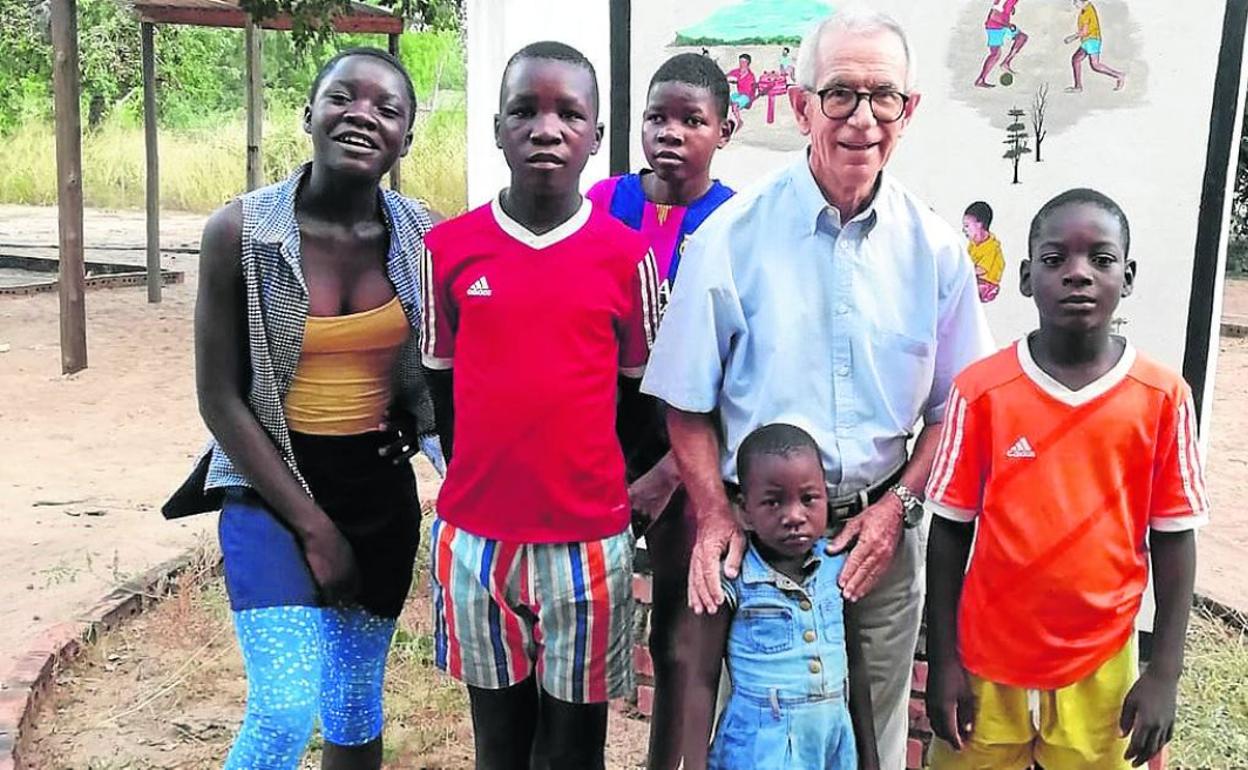 José María del Barrio, con unos jóvenes de la tribu Tonga, durante su misión en Zimbabue. 