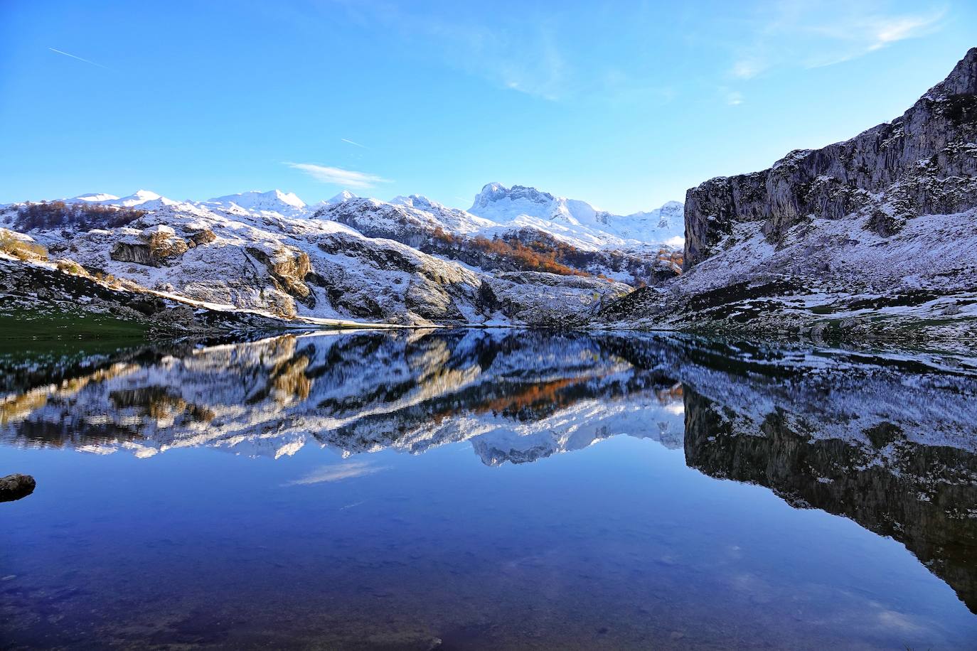 Con las primeras nieves, la zona de los Lagos de Covadonga ofrece un impresionante espectáculo este fin de semana. Así lo reflejan las imágenes captadas por el fotógrafo Xuan Cueto