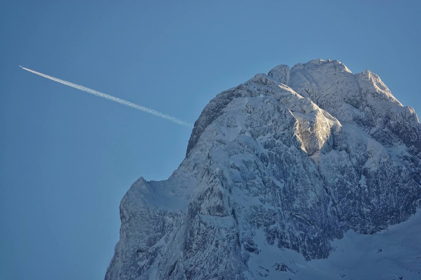 Con las primeras nieves, la zona de los Lagos de Covadonga ofrece un impresionante espectáculo este fin de semana. Así lo reflejan las imágenes captadas por el fotógrafo Xuan Cueto