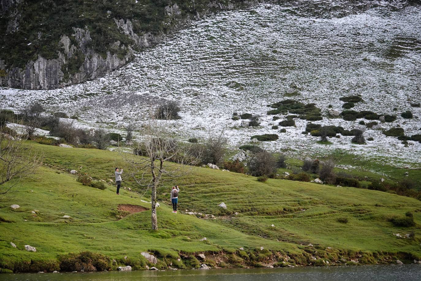 Con las primeras nieves, la zona de los Lagos de Covadonga ofrece un impresionante espectáculo este fin de semana. Así lo reflejan las imágenes captadas por el fotógrafo Xuan Cueto