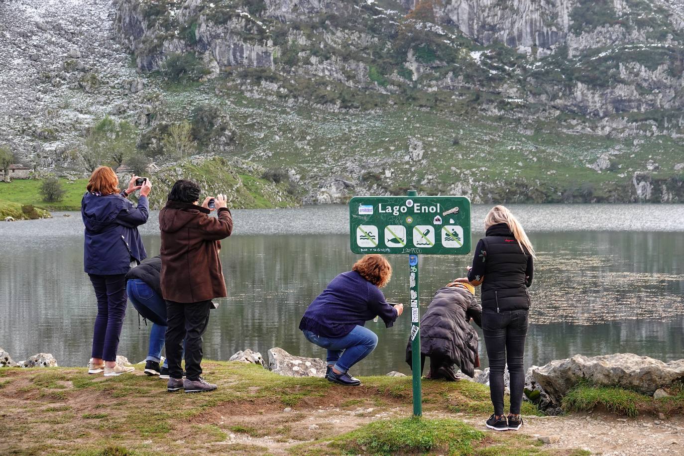 Con las primeras nieves, la zona de los Lagos de Covadonga ofrece un impresionante espectáculo este fin de semana. Así lo reflejan las imágenes captadas por el fotógrafo Xuan Cueto