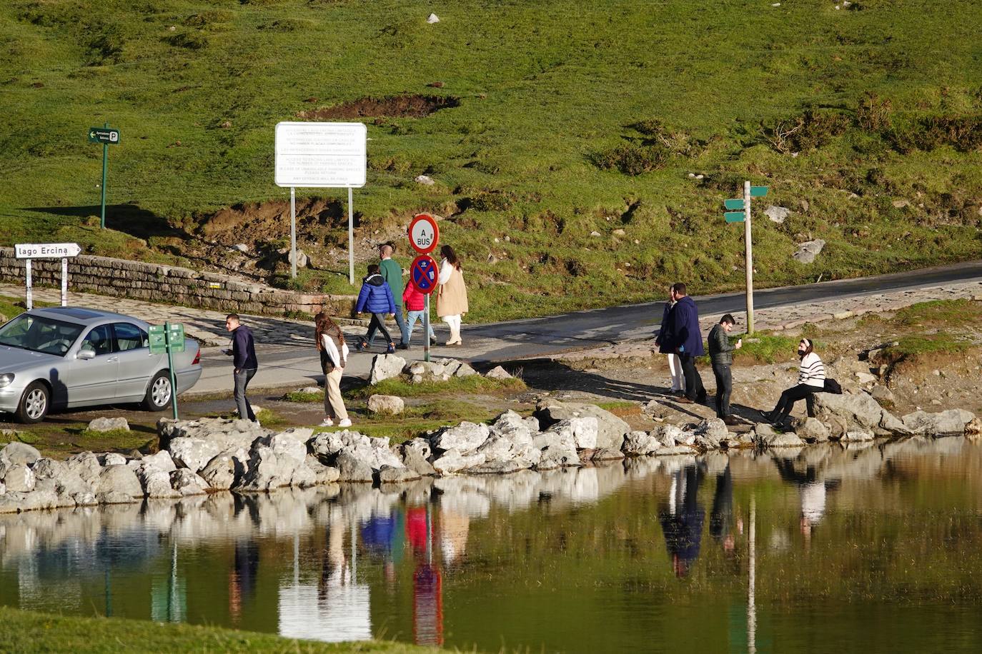 Con las primeras nieves, la zona de los Lagos de Covadonga ofrece un impresionante espectáculo este fin de semana. Así lo reflejan las imágenes captadas por el fotógrafo Xuan Cueto