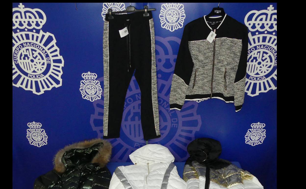 Algunas de las prendas recuperadas por los agentes de la Policía Nacional.