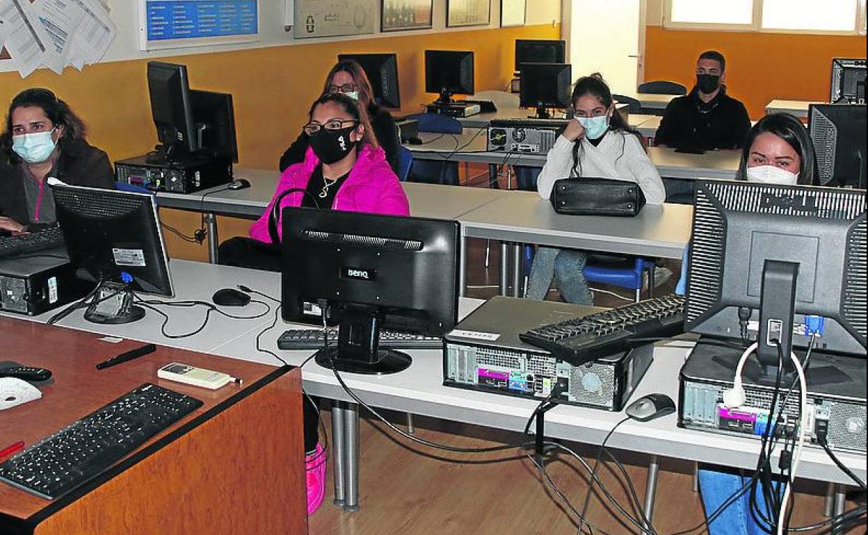 Alumnos en clase en una autoescuela de la ciudad. 