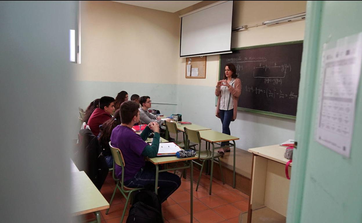 Una profesora imparte clase en el colegio de La Merced.