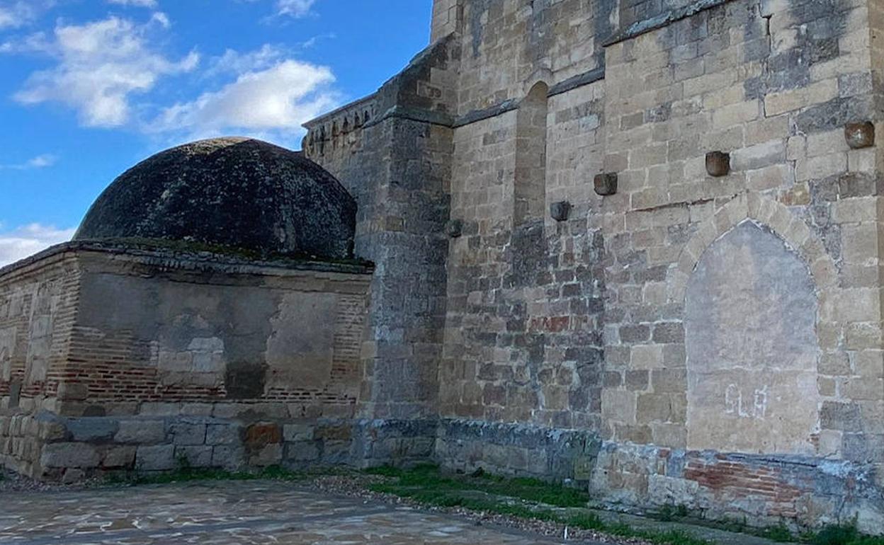 Situación en la que se encuentra una de las fachadas del templo. 