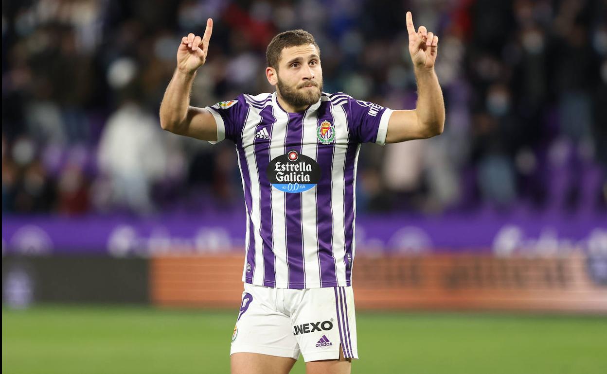 Weissman señala el cielo en la celebración de su segundo tanto ante el Mirandés en Zorrilla