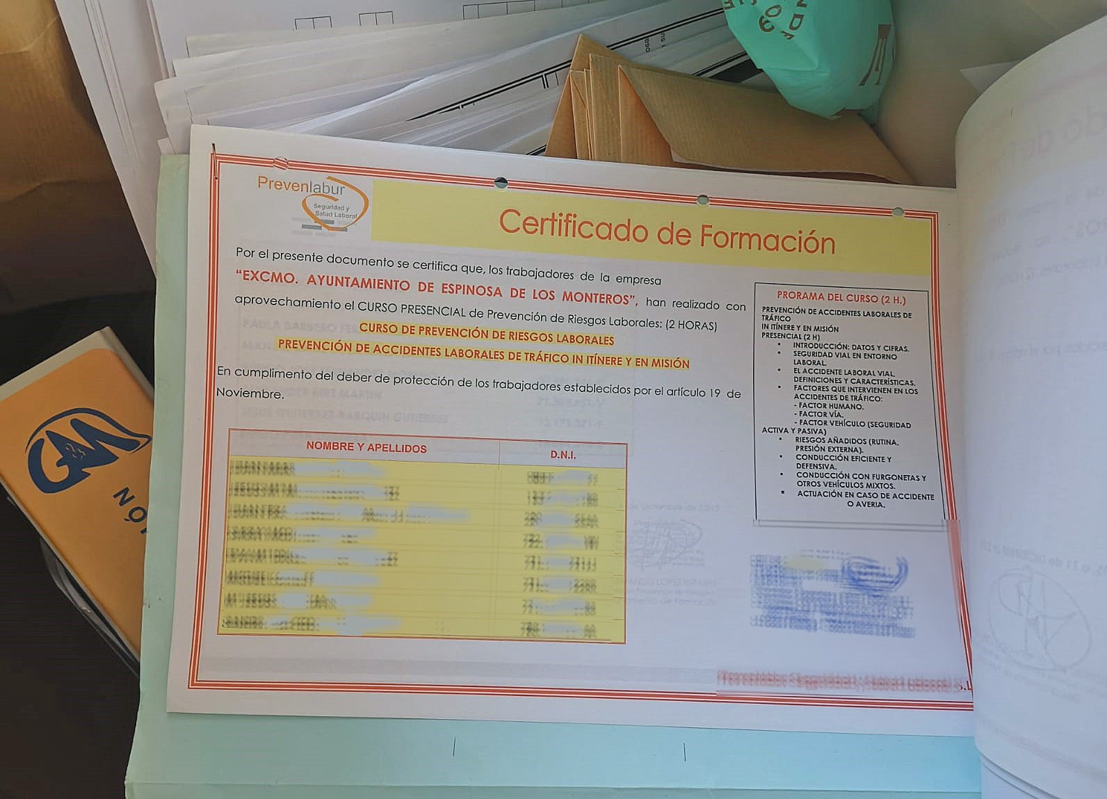 Imagen secundaria 1 - Los contenedores a la puerta del edificio y algunos de los documentos que contienen. 