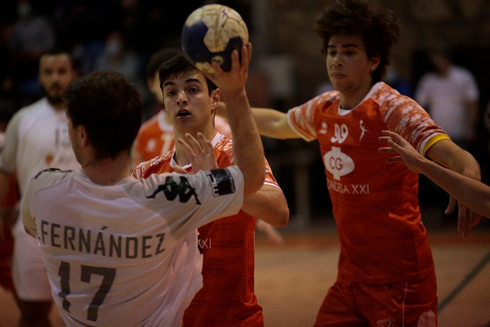 Primera derrota en casa para el BM Salamanca ante el Ademar B (30-36)