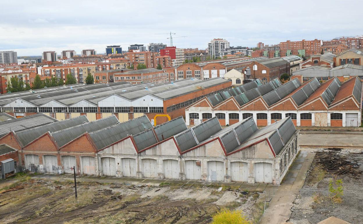 Naves de los antiguos talleres de Renfe en el Paseo de Farnesio. 