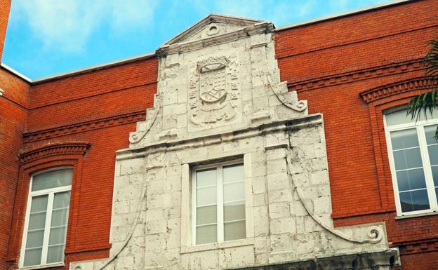 Detalle del frontispicio con la corona del marquesado de los Revilla en la fachada del actual colegio de 'La Enseñanza' de Valladolid.