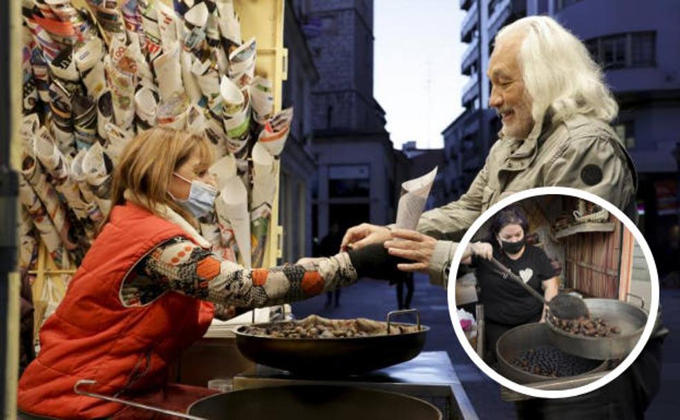 A la izquierda, Begoña García, castañera en Constitución. En pequeño, Vanesa Sáez, que tiene su puesto en la plaza de Zorrilla. 