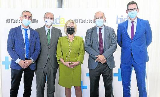 Jesús Ángel Ruiz (consejero de Bidafarma), el presidente de las Cortes, Luis Fuentes; la consejera Verónica Casado; el vicepresidente de la Junta, Francisco Igea, y Goyo Ezama, director general de El Norte de Castilla.