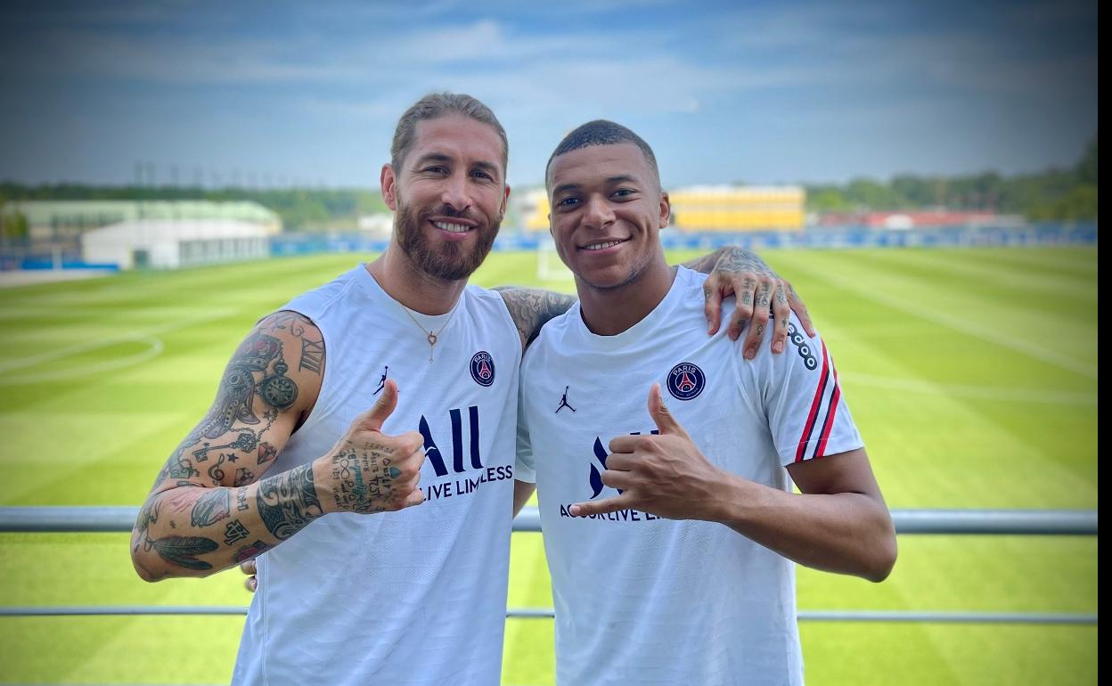 Sergio Ramos posa junto a Kylian Mbappé. 