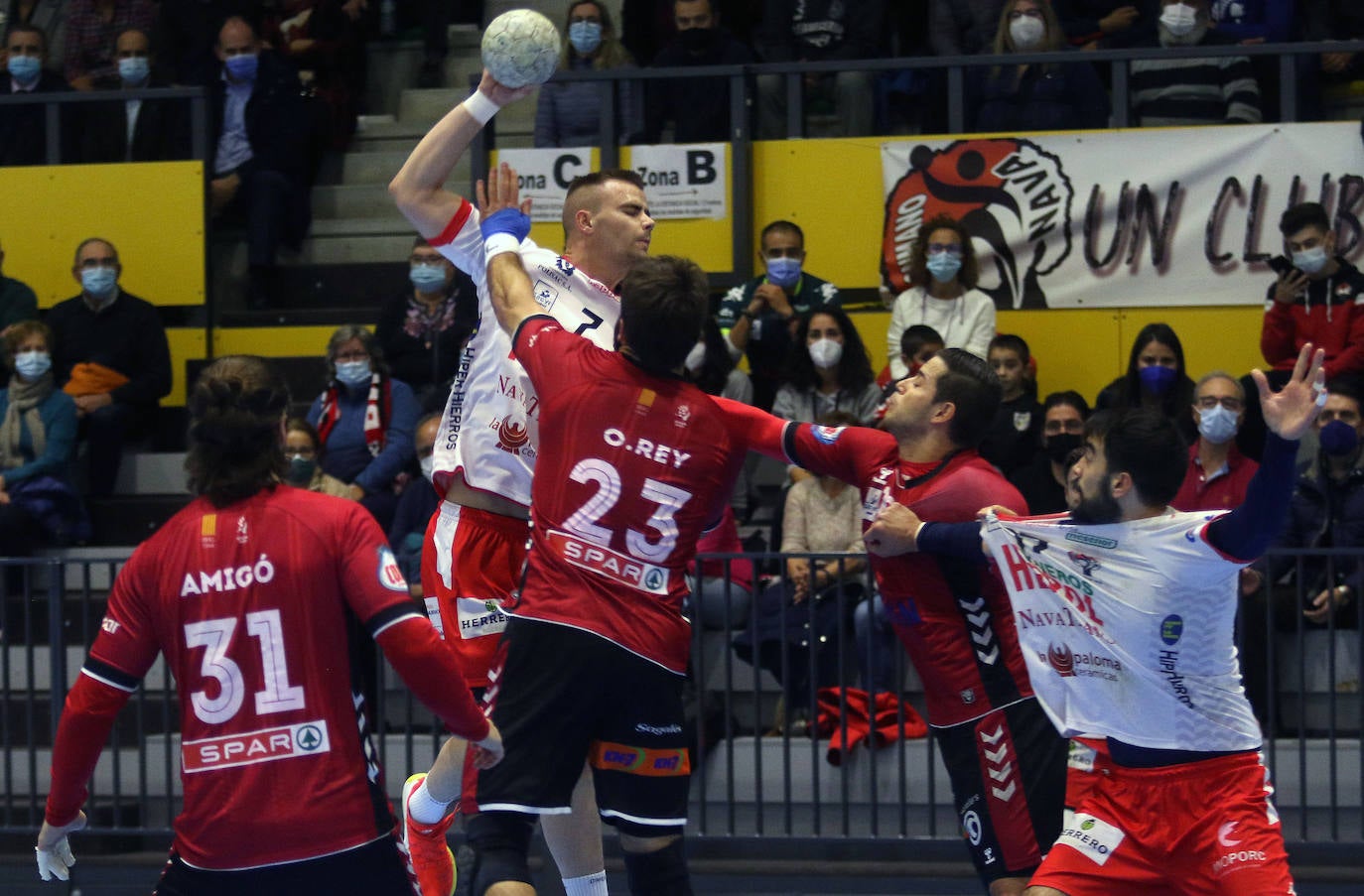 Partido de la Liga Asobal entre el Balonmano Nava y Granollers 