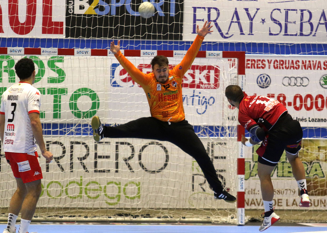 Partido de la Liga Asobal entre el Balonmano Nava y Granollers 