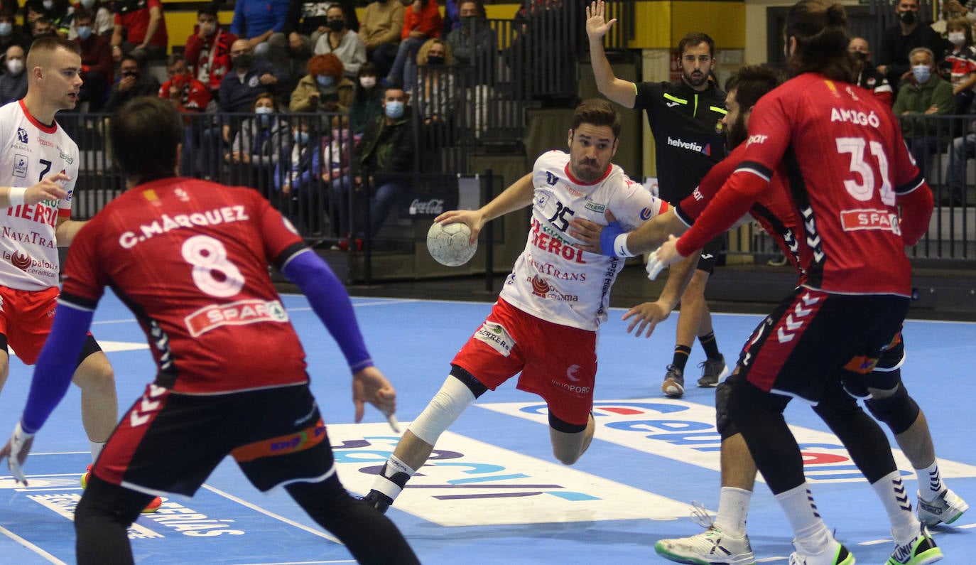 Partido de la Liga Asobal entre el Balonmano Nava y Granollers 