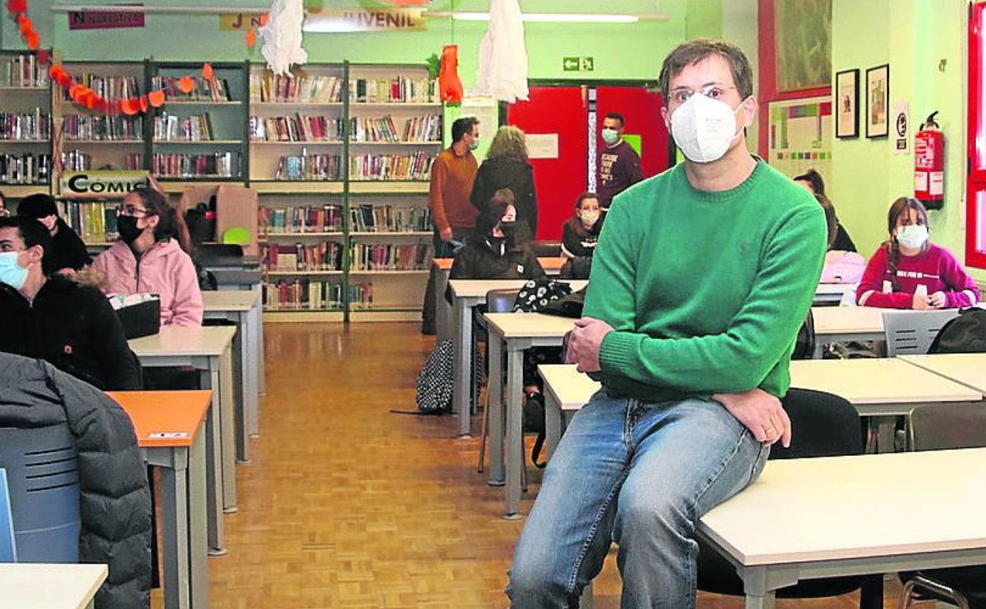 Luis de la Fuente sentado en una mesa de una de las aulas del Marqués de Lozoya. 