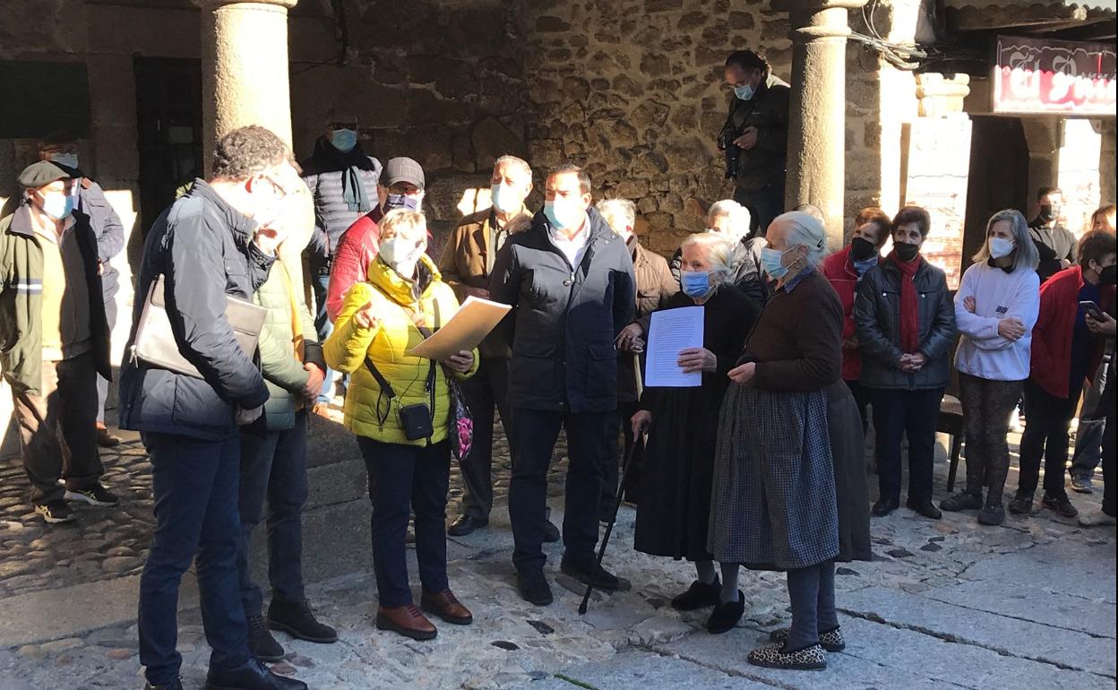 El delegado de la Junta en Salamanca, Eloy Ruiz, conversa con una vecina en La Alberca, en presencia de un buen grupo de mayores y alcaldes.. 