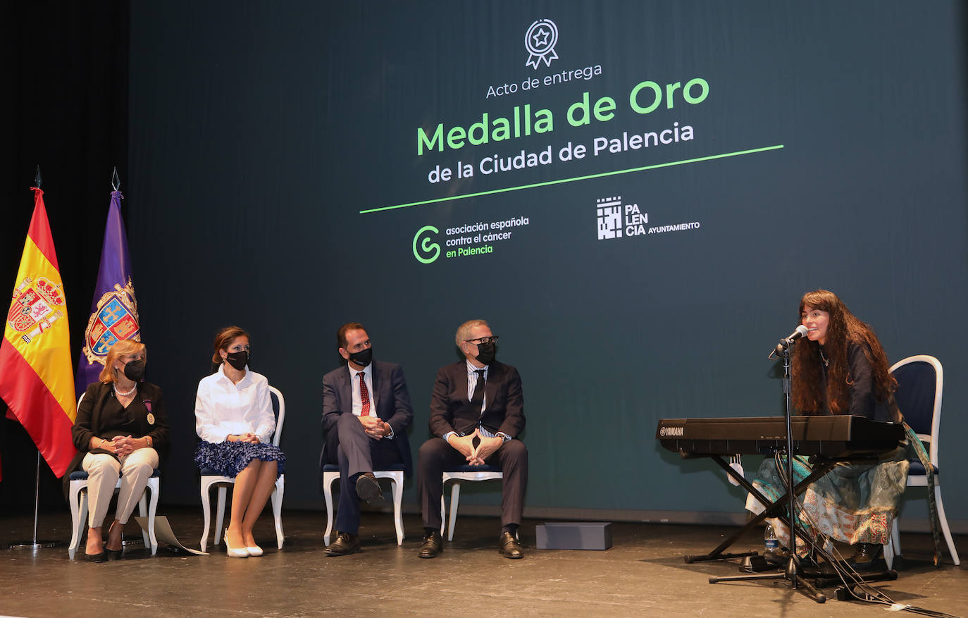 Fotos: La Asociación Contra el Cáncer de Palencia recibe la Medalla de Oro de la ciudad