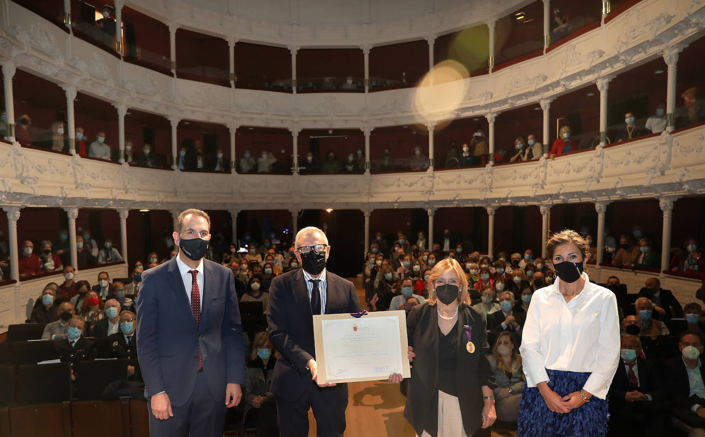 Fotos: La Asociación Contra el Cáncer de Palencia recibe la Medalla de Oro de la ciudad