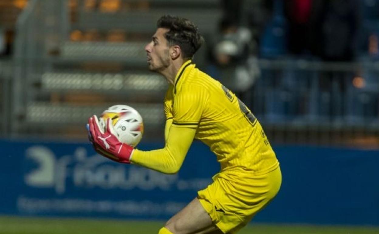 Diego Altube embolsa un balón con el Fuenlabrada.