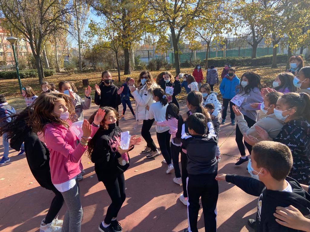 Fotos: Los alumnos del CEIP Parque Alameda bailan contra la obesidad