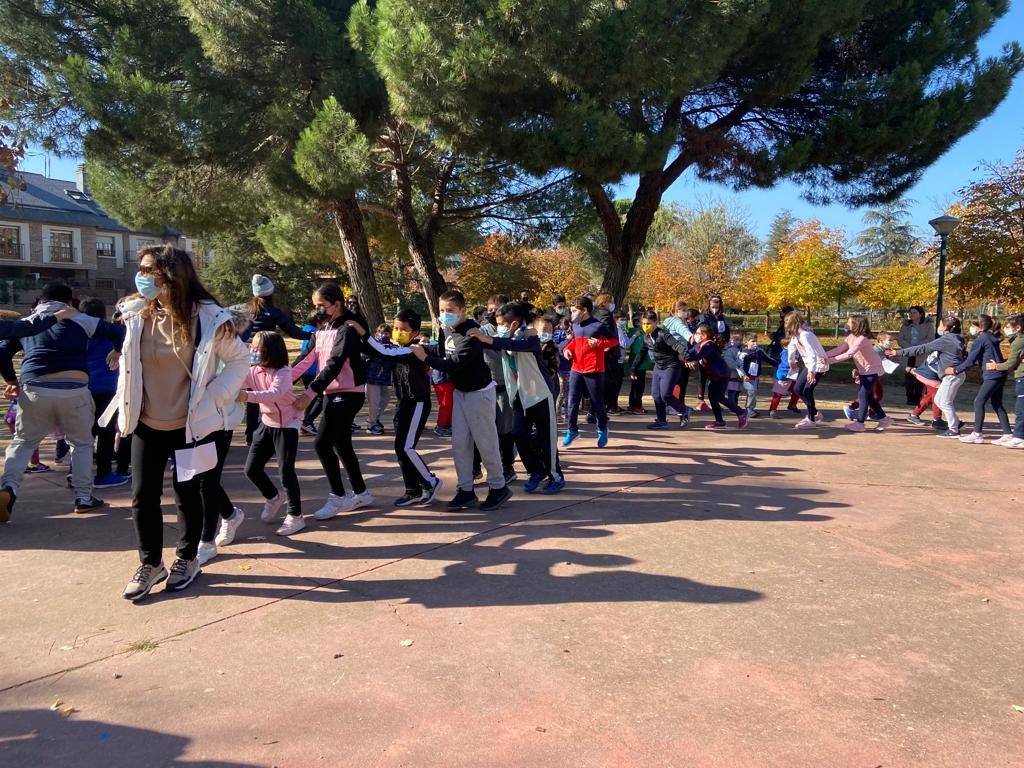 Fotos: Los alumnos del CEIP Parque Alameda bailan contra la obesidad