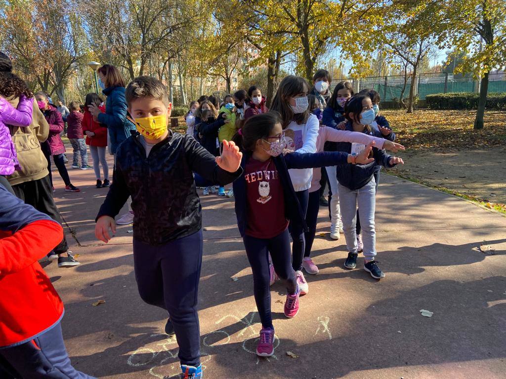 Fotos: Los alumnos del CEIP Parque Alameda bailan contra la obesidad
