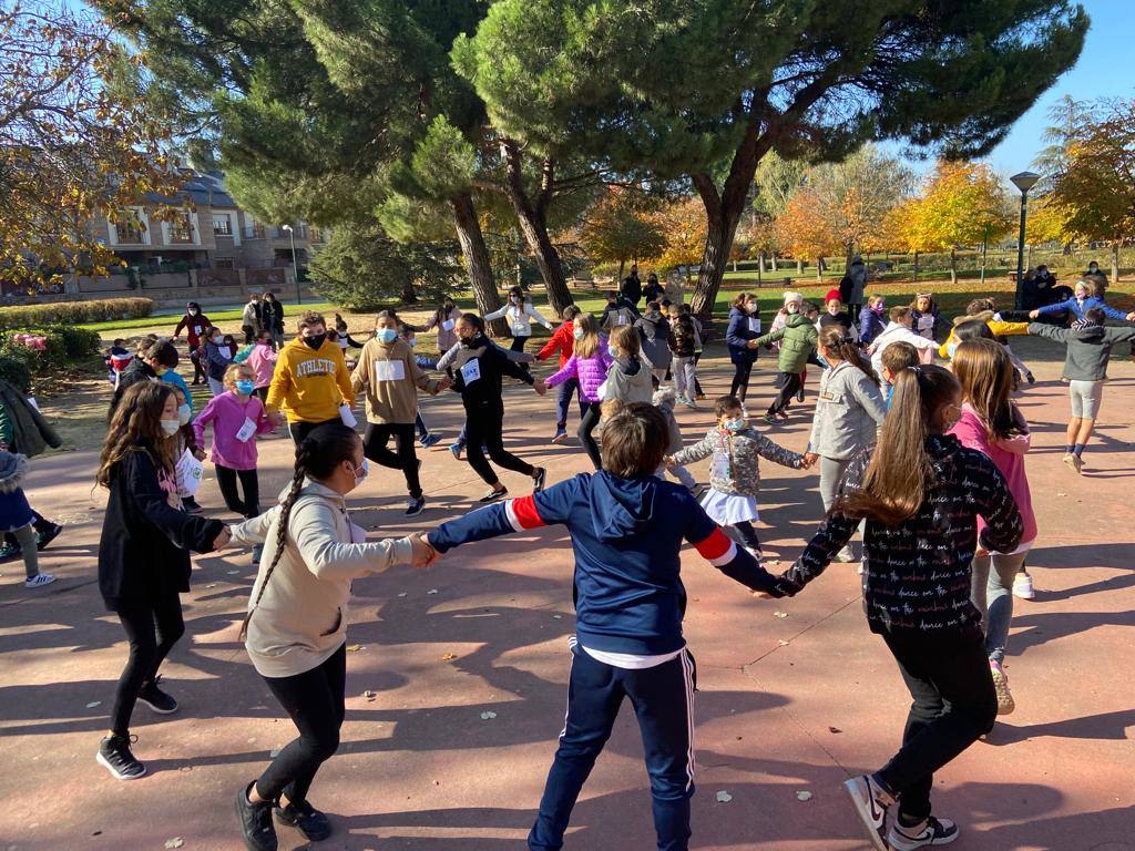 Fotos: Los alumnos del CEIP Parque Alameda bailan contra la obesidad