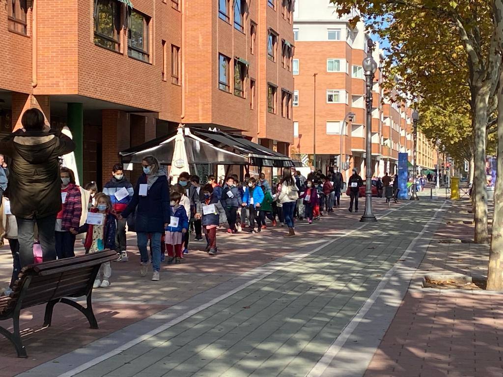 Fotos: Los alumnos del CEIP Parque Alameda bailan contra la obesidad
