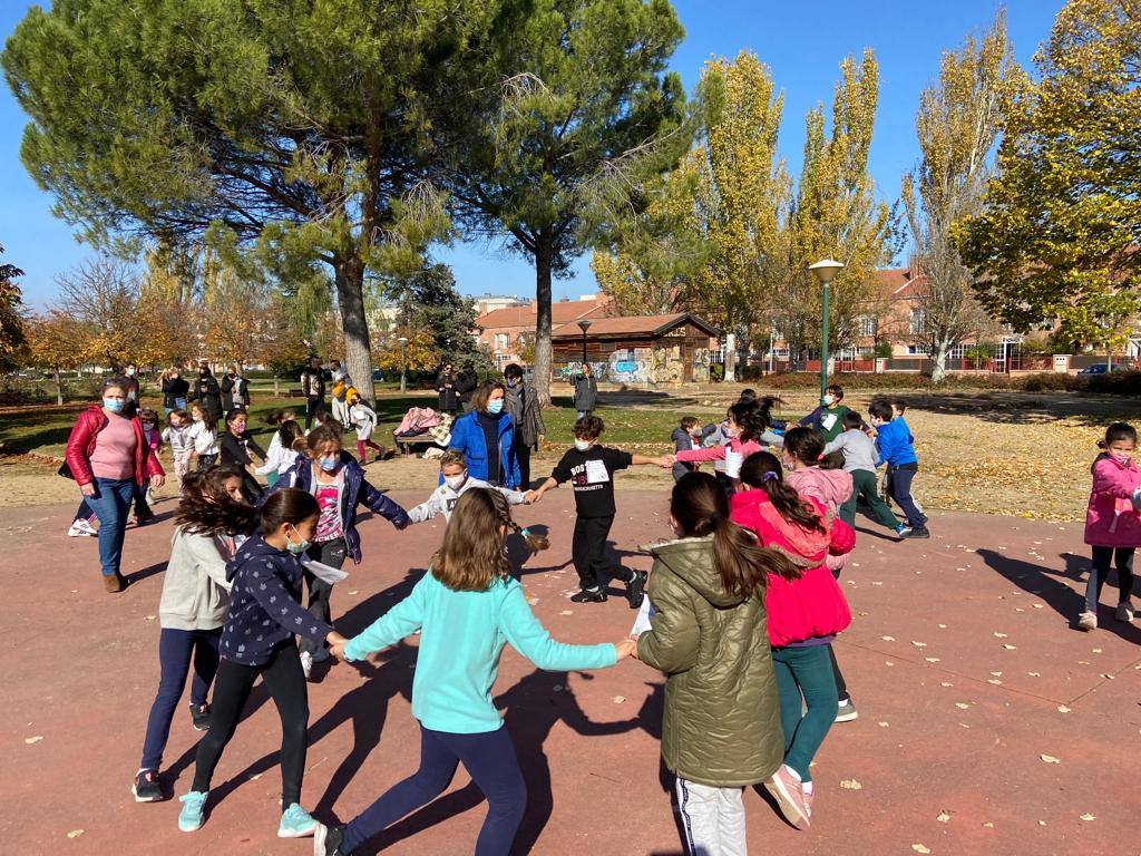Fotos: Los alumnos del CEIP Parque Alameda bailan contra la obesidad