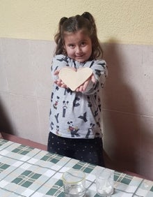Imagen secundaria 2 - Nora en varios momentos de la elaboración de su pizza 