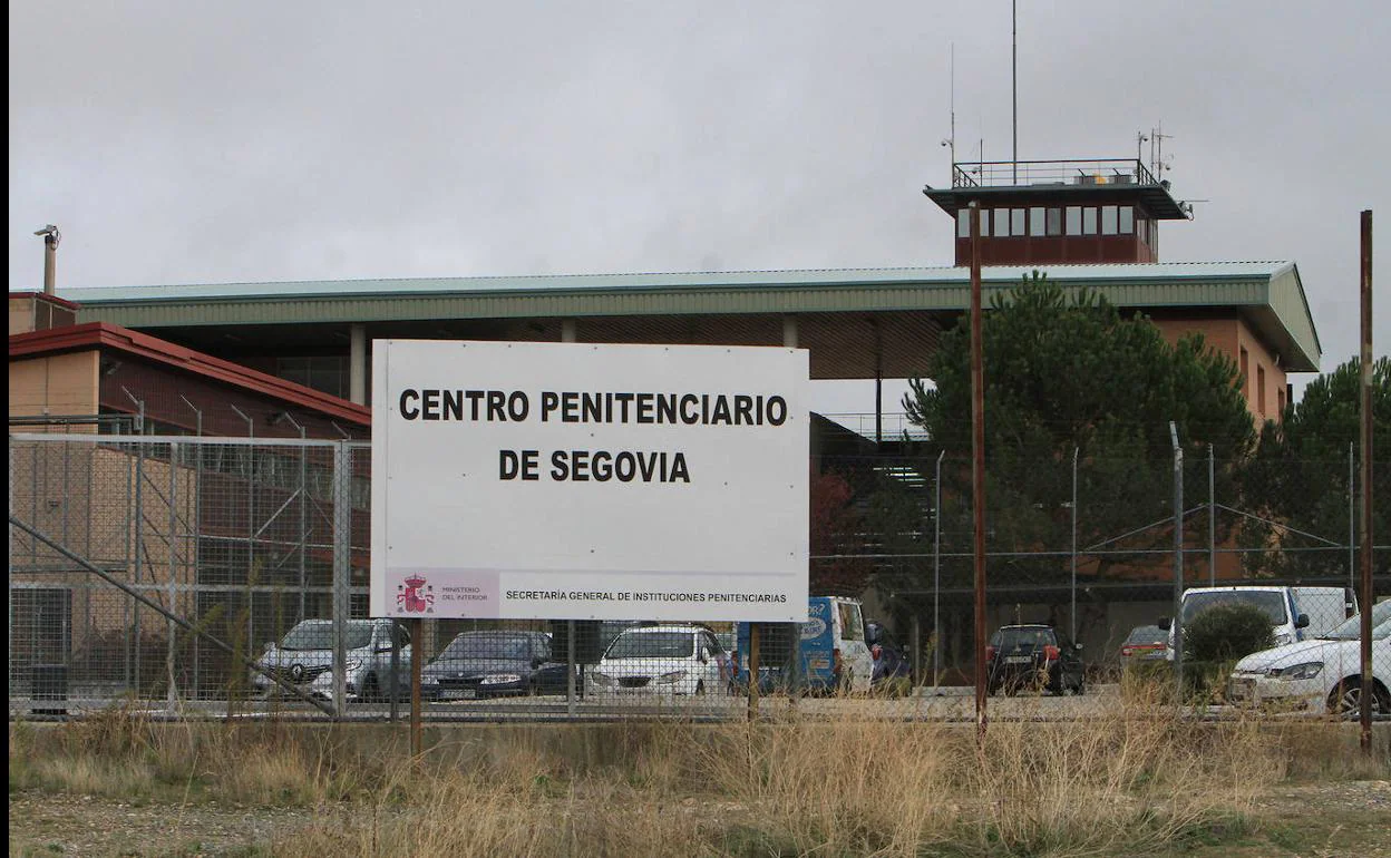 Parte de las instalaciones del centro penitenciario de Segovia, vista desde fuera, en la que divisa una torre de vigilancia. 
