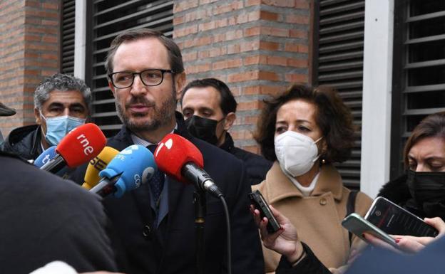 Javier Maroto atiende a los medios a la salida del Colegio de Abogados de Valladolid. 