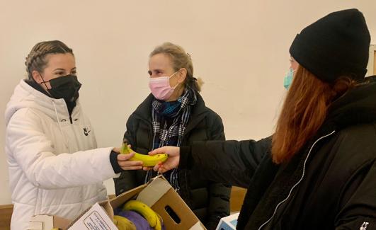 Los alumnos entregaban ayer donaciones voluntarias por un plátano. 
