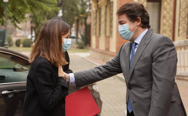 Belarra hace un gesto de saludo 'pandémico' en el encuentro con Mañueco. 