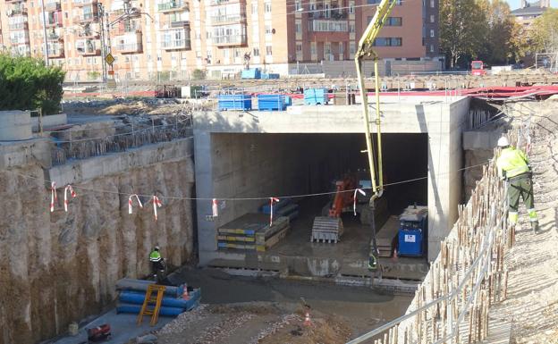 Los operarios trabajan en la introducción del cajón de hormigón bajo la vía del lado de la calle Andrómeda (Los Santos Pilarica). 