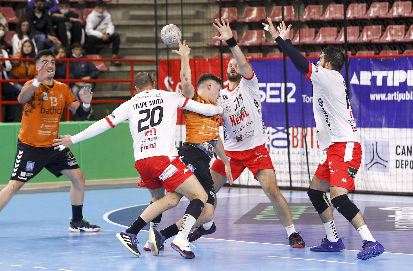 Victoria del Balonmano Nava en Torrelavega 