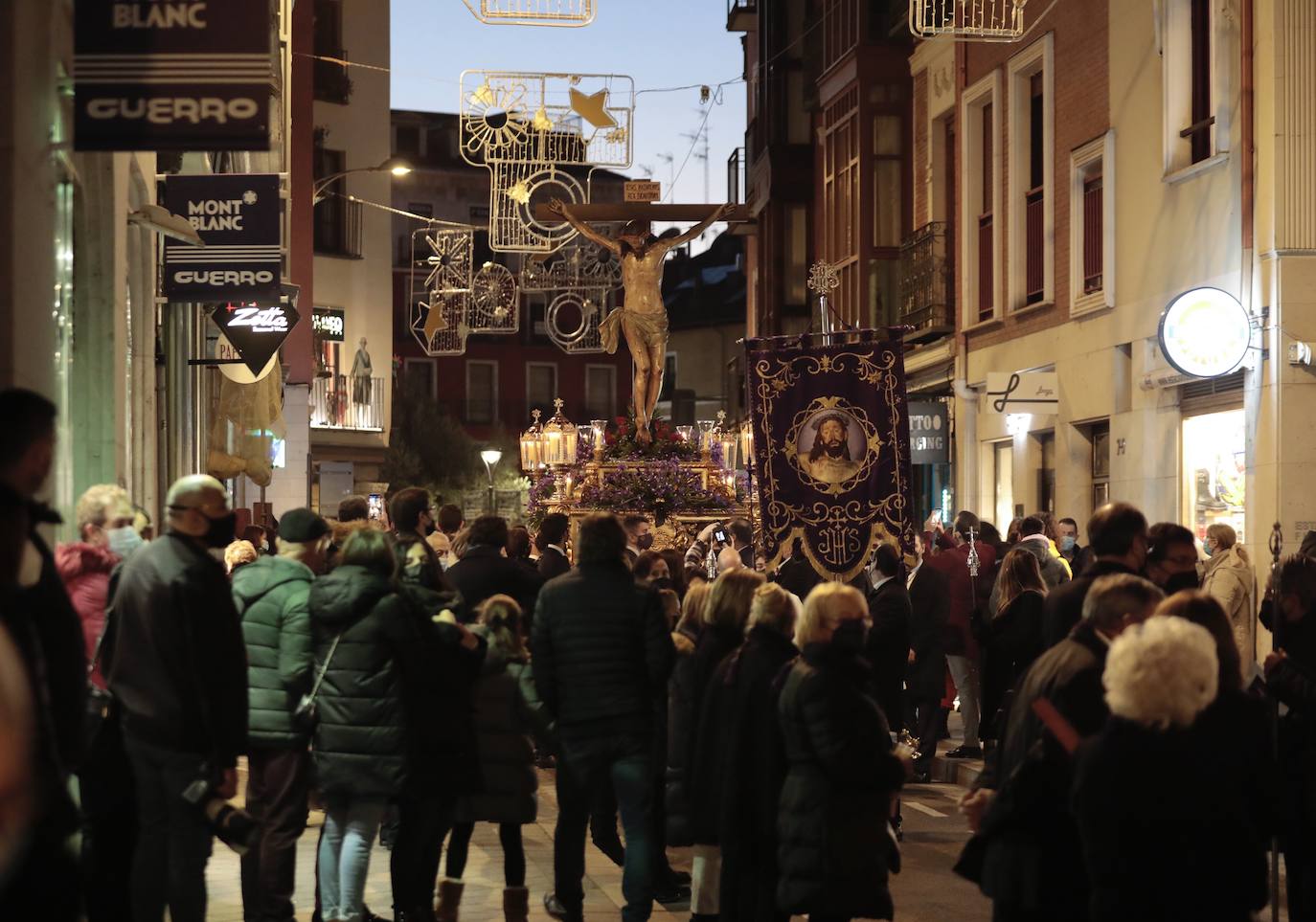 Fotos: La Cofradía de Jesús Nazareno celebra un Via Crucis extraordinario