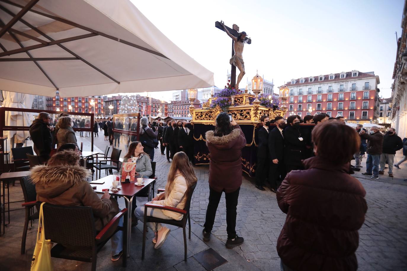 Fotos: La Cofradía de Jesús Nazareno celebra un Via Crucis extraordinario
