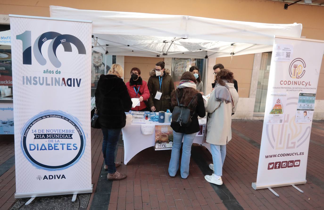Mesa informativa en Plaza de España.