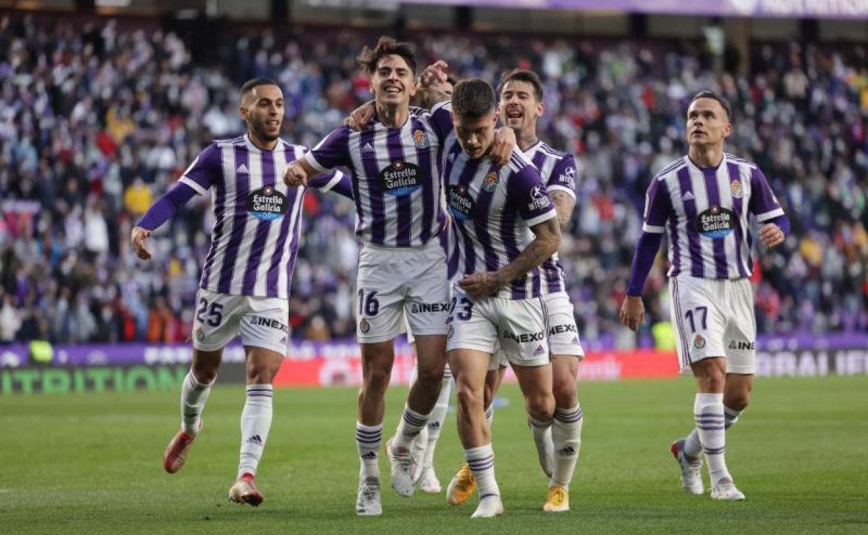 Los jugadores del Real Valladolid celebran el segundo de los tres goles conseguidos ante el Fuenlabrada, obra de Cristo González.