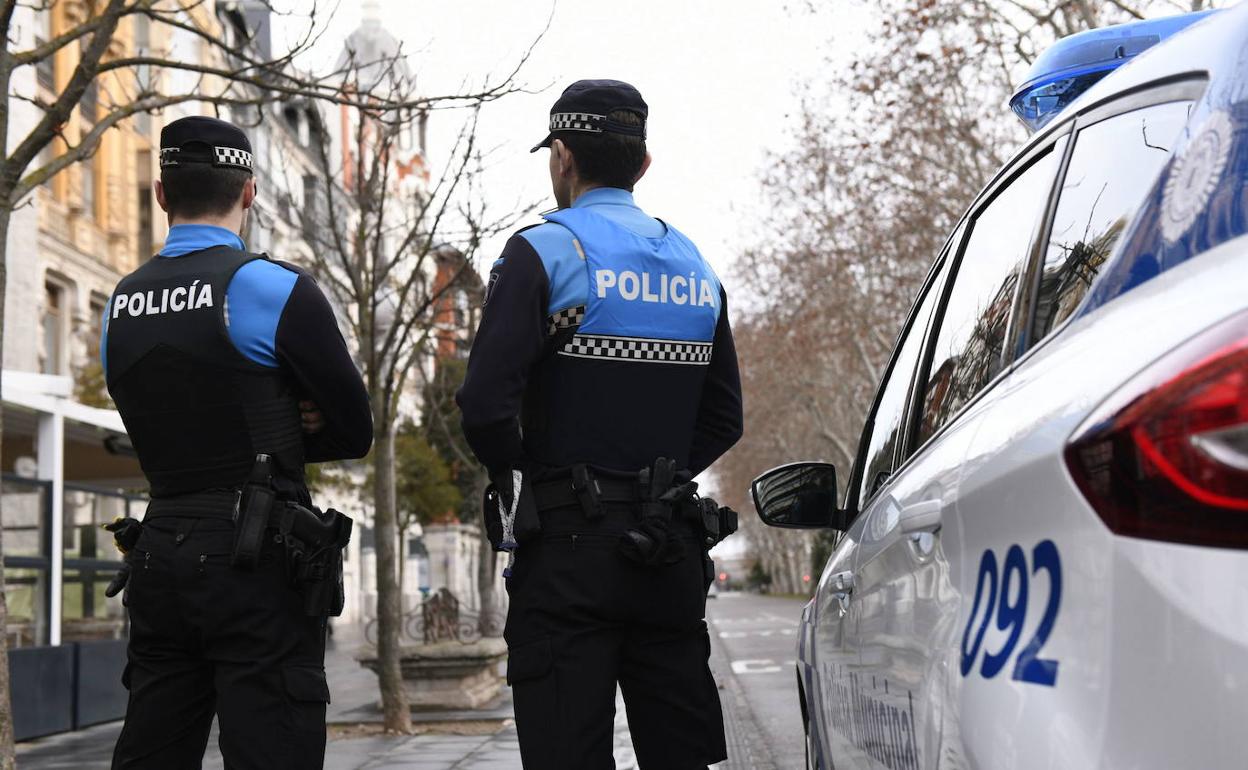 Dos policías locales en un control. 