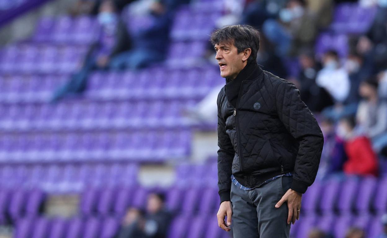 Pacheta arenga a sus jugadores durante el encuentro