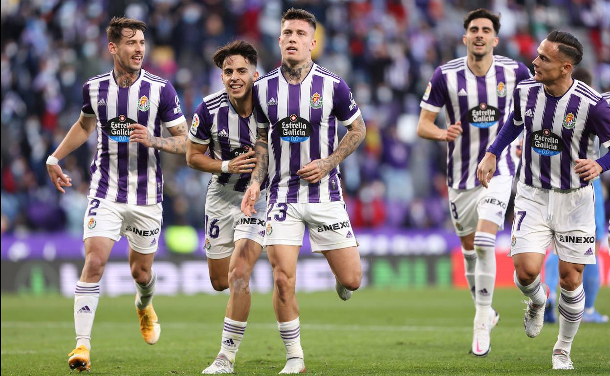 Luis Pérez, Aguado, Kike y Roque Mesa persiguen a Cristo para celebrar su gol. 