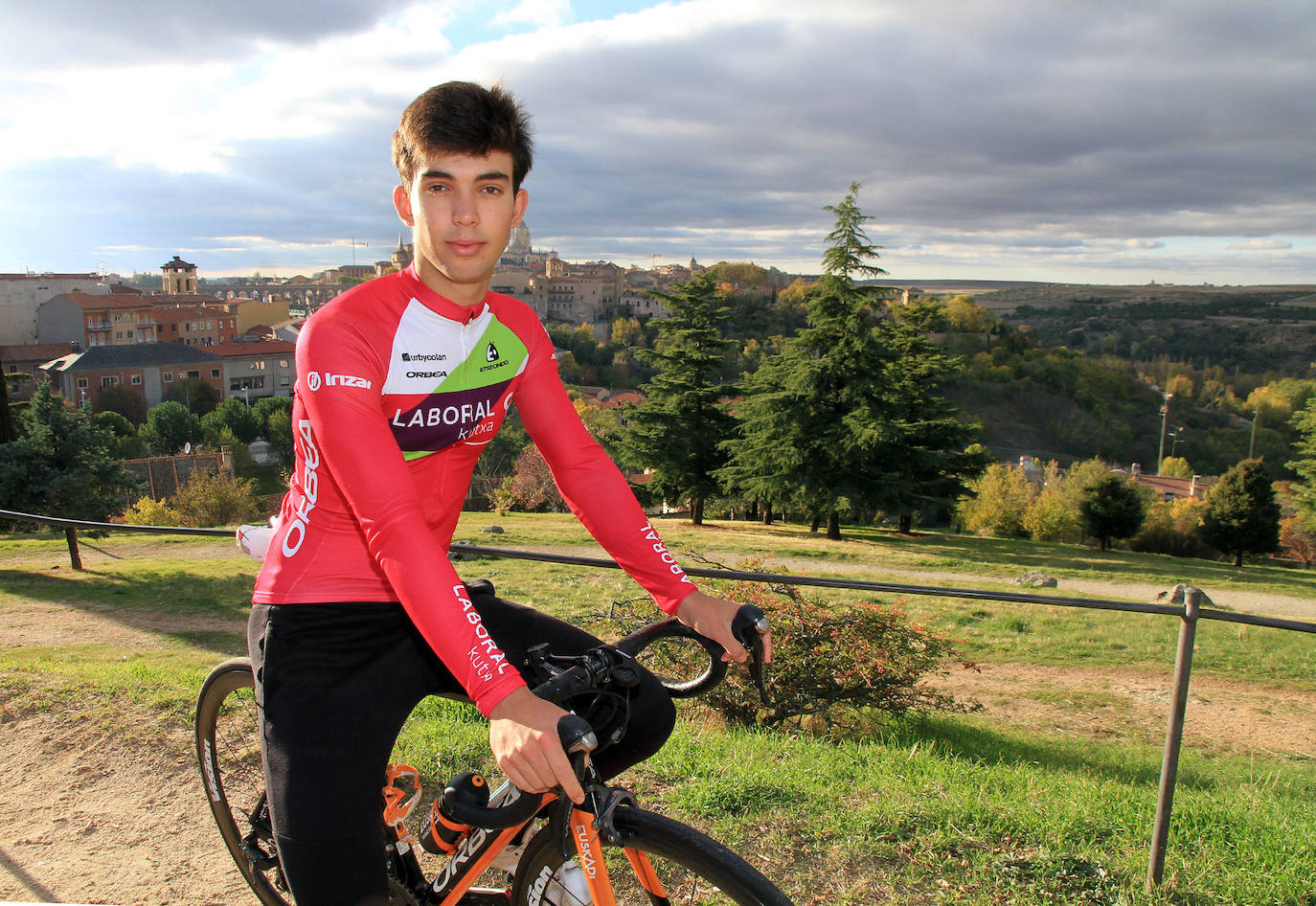 Iván Gómez posa encima de su bicicleta en el mirador situado junto al cementerio de Segovia.