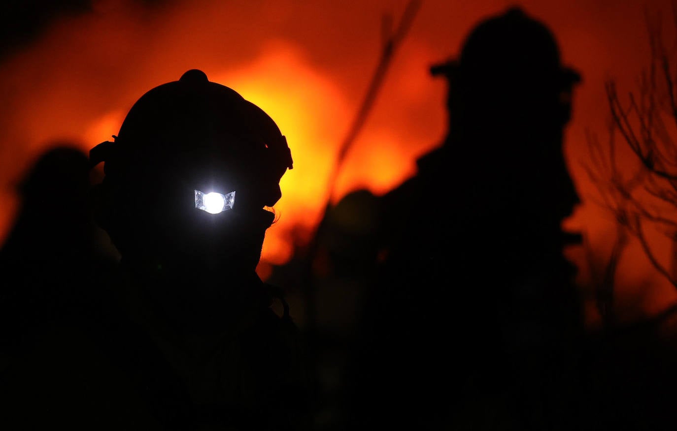 Un incendio sorprende por su virulencia en la Sierra de Francia. 