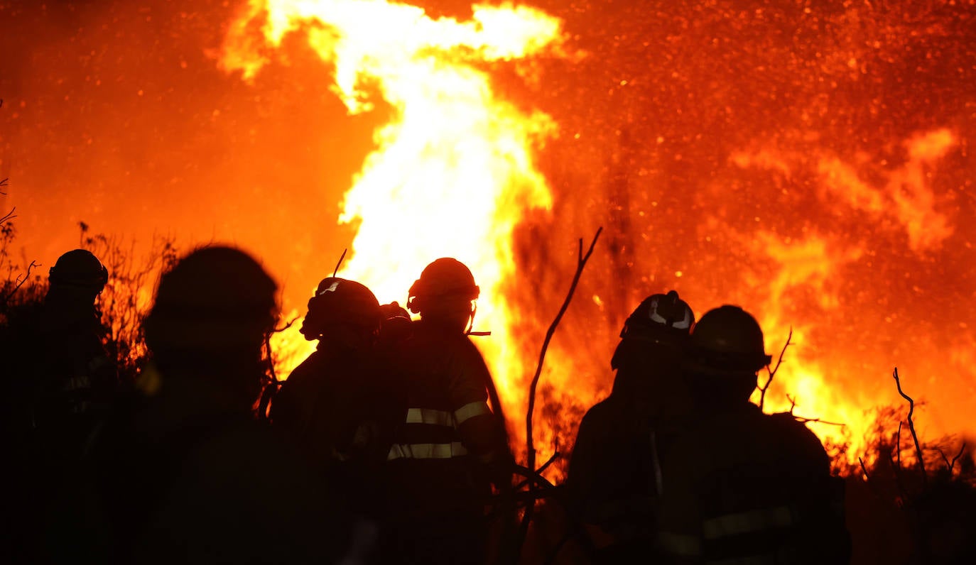 Un incendio sorprende por su virulencia en la Sierra de Francia. 